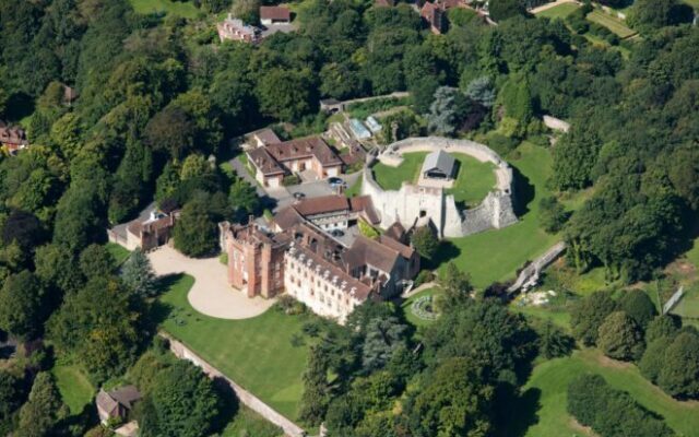 airport taxis farnham